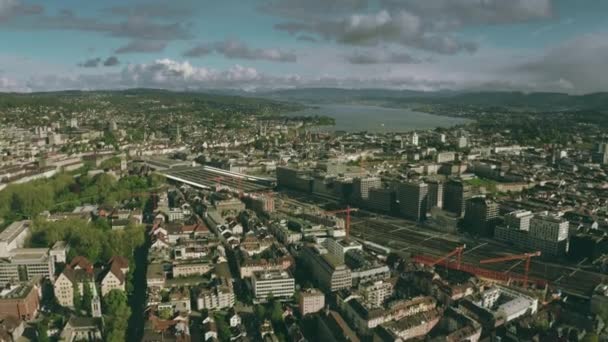 Vista aérea del paisaje urbano de Zúrich y la estación central de tren, Suiza — Vídeos de Stock