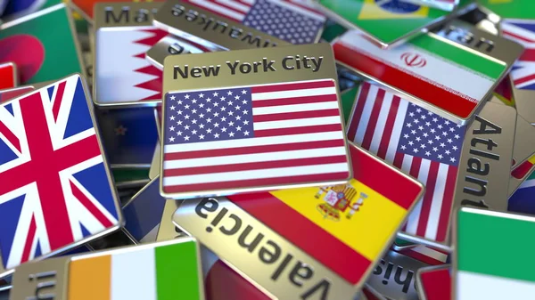 Aimant souvenir ou badge avec texte de New York et drapeau national parmi les différents. Voyager aux États-Unis rendu 3D conceptuel — Photo