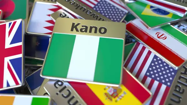 Magnete ricordo o distintivo con testo Kano e bandiera nazionale tra quelli diversi. Viaggiare in Nigeria rendering 3D concettuale — Foto Stock