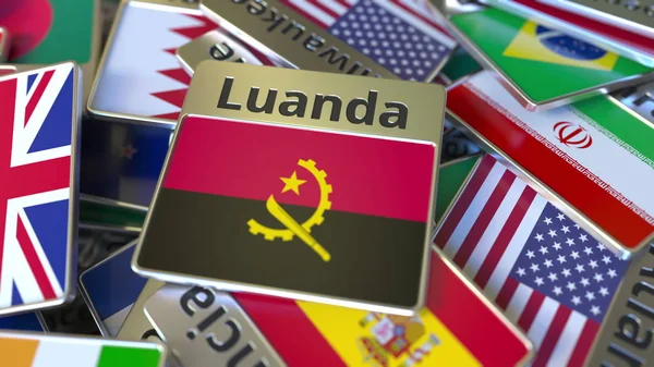 Magnete ricordo o distintivo con testo Luanda e bandiera nazionale tra quelli diversi. Viaggiare in Angola rendering 3D concettuale — Foto Stock