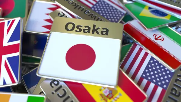 Magnet na suvenýry nebo odznak s textem Ósaka a národní vlajkou mezi různými. Cestování do Japonska konceptuální prostorové vykreslování — Stock fotografie