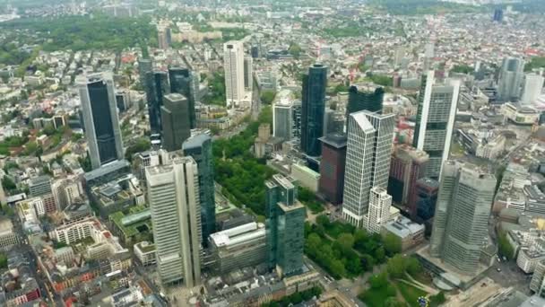 Frankfurt am Main, Duitsland-29 april 2019. Luchtfoto van de wolkenkrabbers in het centrum — Stockvideo