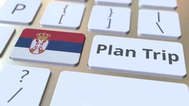 Reisetext und Flagge Serbiens auf der Computertastatur planen, reisebezogene 3D-Animation — Stockvideo
