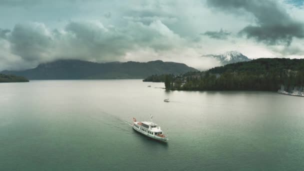 瑞士卢塞恩 - 2019年4月27日。蒂特利斯女士船的鸟瞰图和美丽的阿尔卑斯山风光 — 图库视频影像