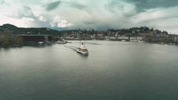 Luftaufnahme eines Ausflugsschiffes auf dem See vor dem Luzerner Stadtbild, Schweiz — Stockvideo