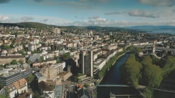 ZURICH, SWITZERLAND - 28 апреля 2019 года. Вид с воздуха на отель "Цюрих Мариотт" в городском пейзаже — стоковое видео