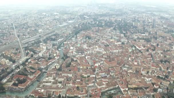 Вид с воздуха на Тревизо и реку Силе, Италия — стоковое видео