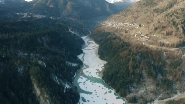 Vista aérea del río y lago congelados cerca de Suppiane y Venas di Cadore ciudades en las montañas del norte de Italia — Vídeo de stock