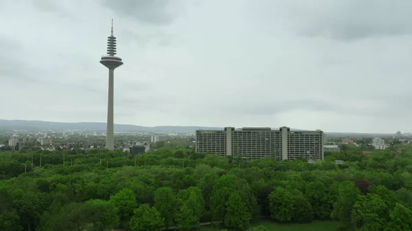 FRANKFURT AM MAIN, ALLEMAGNE - 29 AVRIL 2019. Vue aérienne de la tour Europaturm et de la Deutsche Bundesbank, banque centrale d'Allemagne — Photo