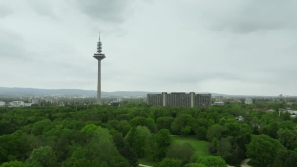 Frankfurt am Main, Niemcy-29 kwietnia 2019. Widok z lotu ptaka na wieżę Europaturm i Deutsche Bundesbank, bank centralny Niemiec — Wideo stockowe