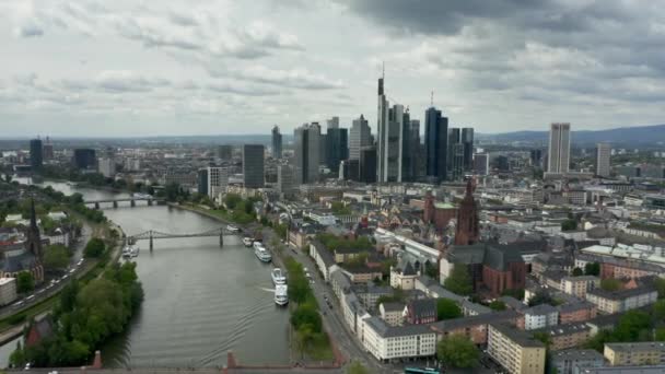 Aerial Shot av Frankfurt am Main skyline och floden Main. Tyskland — Stockvideo