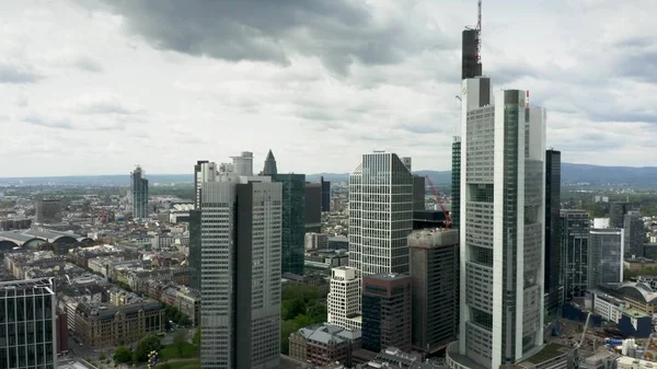 Frankfurt am Main, Deutschland - 29. April 2019. Luftaufnahme von Wolkenkratzern in der Innenstadt — Stockfoto