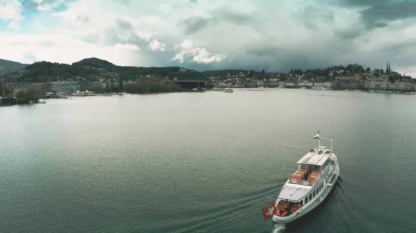 Вид с воздуха на туристический корабль и далекий город Люцерн, Швейцария — стоковое фото