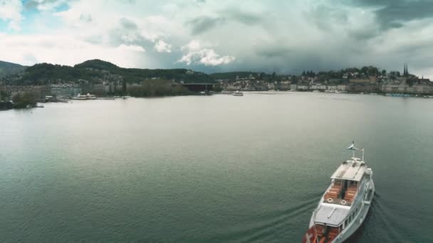 Vue aérienne d'un bateau d'excursion et d'une ville lointaine de Lucerne, Suisse — Video