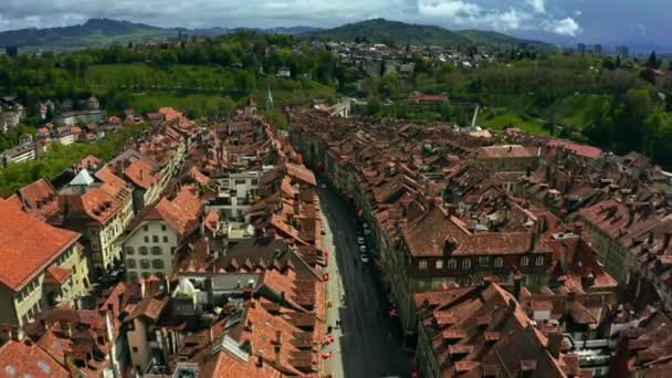 Voo de baixa altitude sobre as casas de azulejos da Cidade Velha de Berna. Suíça — Vídeo de Stock