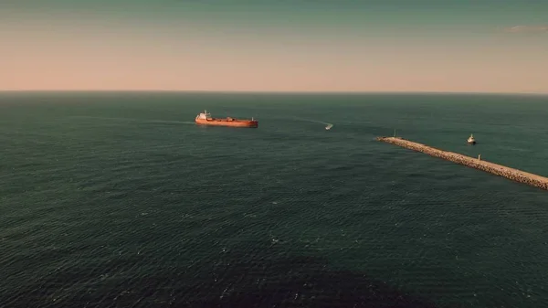 Luftaufnahme eines unbekannten roten Öltankers, der sich in der Nähe des Seehafens bewegt — Stockfoto