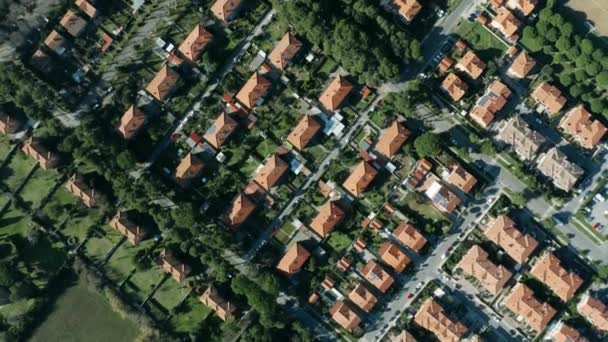 Antenn uppifrån och ner-skott av hus och villor i Rosignano Solvay, Italien — Stockvideo