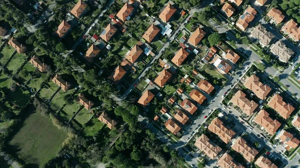Fotografia aérea de cima para baixo de casas e villas em Rosignano Solvay, Itália — Fotografia de Stock
