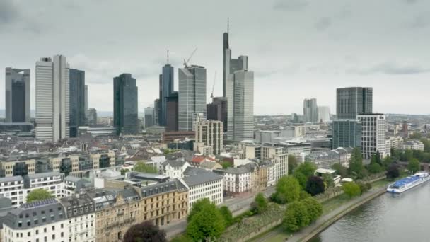 Frankfurt am Main, Duitsland-29 april 2019. Luchtfoto van de rivier en het stadscentrum — Stockvideo