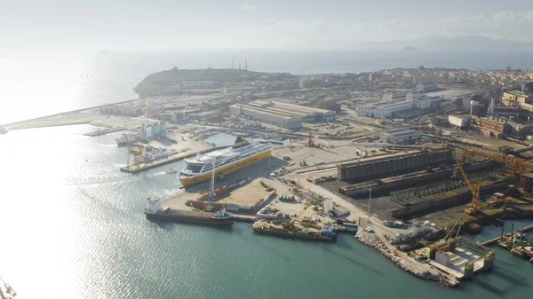 Piombino, Italien-2 januari, 2019. Flygvy över hamn och stad — Stockfoto