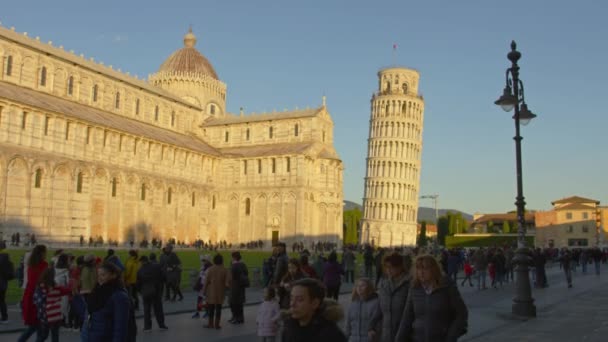 意大利比萨 - 2019年1月2日。著名的比萨斜塔。在红色相机上拍摄 — 图库视频影像