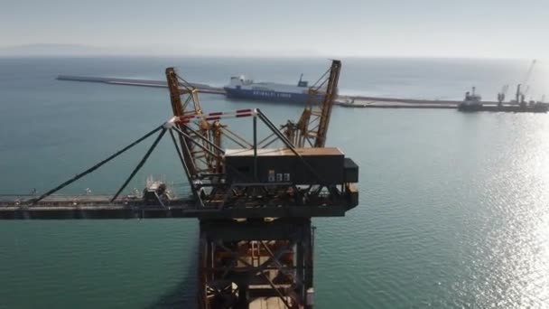 이탈리아 피옴비노 - 2019년 1월 2일. 항구 크레인과 항구의 공중 보기 — 비디오