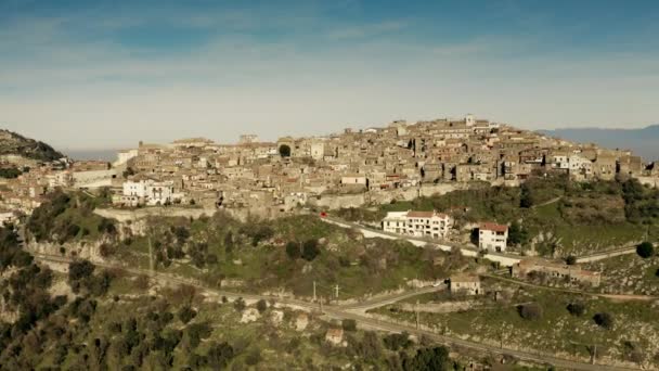 Foto aérea de la pintoresca ciudad de SantOreste en la zona montañosa de Italia — Vídeos de Stock