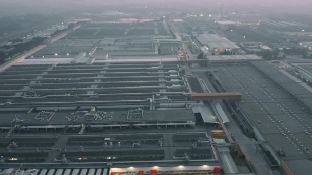 Vista aerea di una grande fabbrica di auto la sera — Video Stock
