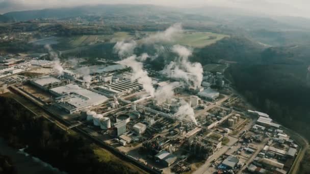 Znečišťující chemická rostlina, letecký pohled — Stock video