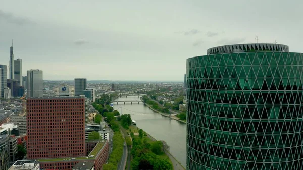 Frankfurt nad Mohanem, Německo-29. duben 2019. Letecký pohled na řeku Main v centru města — Stock fotografie