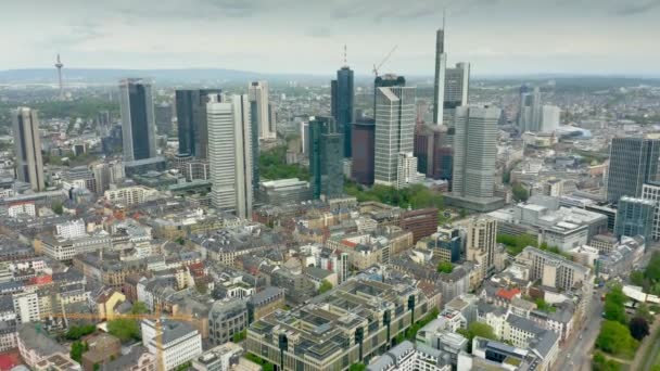 Frankfurt am Main, Tyskland-29 april, 2019. Utsikt över stadens skyline — Stockvideo