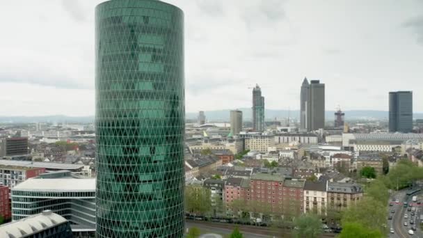 Frankfurt am Main, Tyskland-29 april, 2019. Flygfoto av Europeiska försäkrings-och tjänste pensions myndigheten Eiopa kontorsbyggnad — Stockvideo