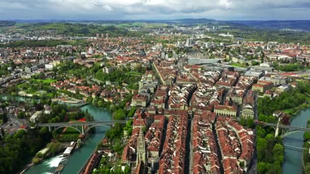 Voo sobre Altstadt, parte histórica de Berna, a capital da Suíça — Vídeo de Stock