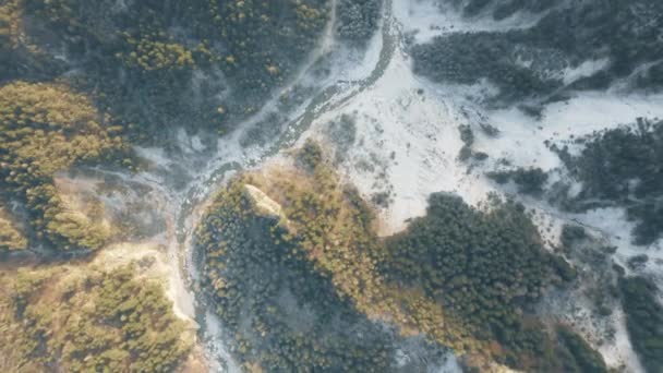 Vue aérienne vers le bas d'une vallée fluviale enneigée dans les montagnes du nord de l'Italie — Video