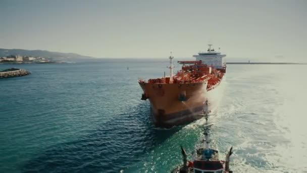 Livorno, İtalya - 2 Ocak 2019. Stolt Alm petrol tankeri ve römorkörlerhavadan görünümü liman yakınında hareket — Stok video