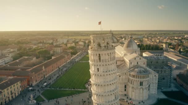 Luchtfoto van de beroemde scheve toren van Pisa op het Piazza dei Miracoli-plein. Italië — Stockvideo