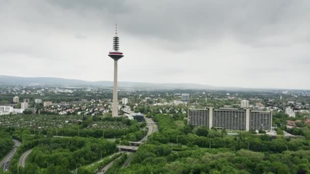 FRANKFURT AM MAIN, ALEMANIA - 29 DE ABRIL DE 2019. Vista aérea de la torre de televisión Europaturm y del Deutsche Bundesbank, banco central de Alemania — Vídeo de stock