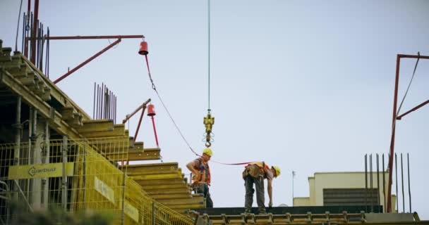 WARSAW, POLONIA - 24 de mayo de 2019. Dos trabajadores en una obra residencial — Vídeo de stock