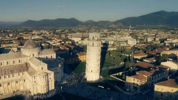 Pisa Ve akşam piazza dei Miracoli meydanıkalabalık Eğik Kulesi havadan çekim. İtalya — Stok fotoğraf