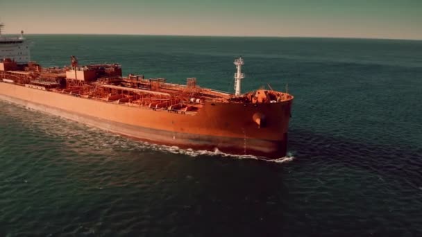 Вид с воздуха на неизвестный нефтяной танкер в море — стоковое видео