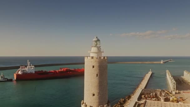 LIVORNO, ITÁLIA - JANEIRO 2, 2019. Vista aérea do Farol Fanale dei Pisani ou Livorno no porto — Vídeo de Stock