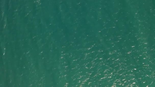 Luchtfoto van zonovergoten Turquoise Middellandse zee oppervlak — Stockvideo