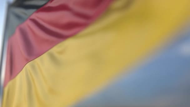 Mávající vlajka Německa, mělký vstup zblízka. Realistická smykliatelná 3D animace — Stock video