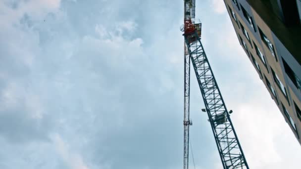 WARSAW, POLÓNIA - 24 de maio de 2019. lapso de tempo de um guindaste de torre em ação em um canteiro de obras — Vídeo de Stock