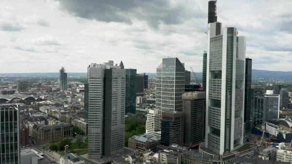 Frankfurt Main, Almanya - 29 Nisan 2019. Şehir merkezindeki gökdelenlerin havadan görünümü — Stok fotoğraf