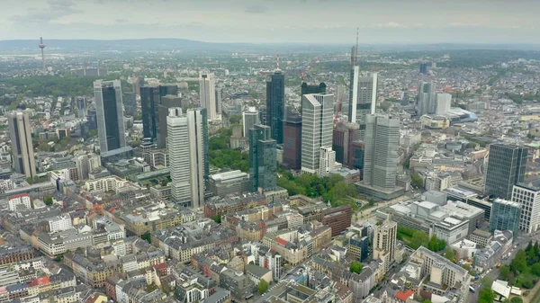 Frankfurt Main, Almanya - 29 Nisan 2019. Şehir merkezinin yüksek irtifa dan çekim — Stok fotoğraf