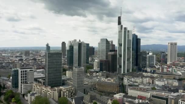 FRANKFURT AM MAIN, GERMANIA - 29 APRILE 2019. Veduta aerea dei grattacieli nel centro della città — Video Stock