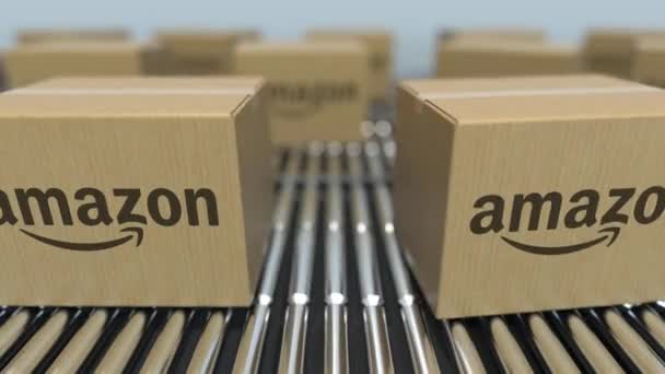 Amazon logolu karton kutular rulo konveyör üzerinde hareket. Kavramsal editoryal döngülenebilir animasyon — Stok video