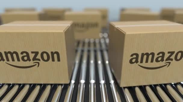 Las cajas de cartón con logotipo de Amazon se mueven en el transportador de rodillos. Animación conceptual editorial loopable — Vídeos de Stock