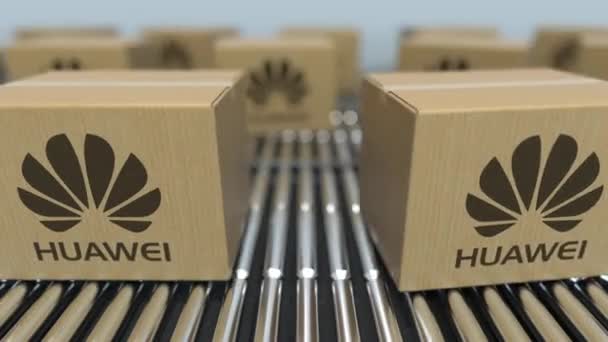 Las cajas de cartón con logotipo Huawei se mueven en el transportador de rodillos. Animación conceptual editorial loopable — Vídeos de Stock